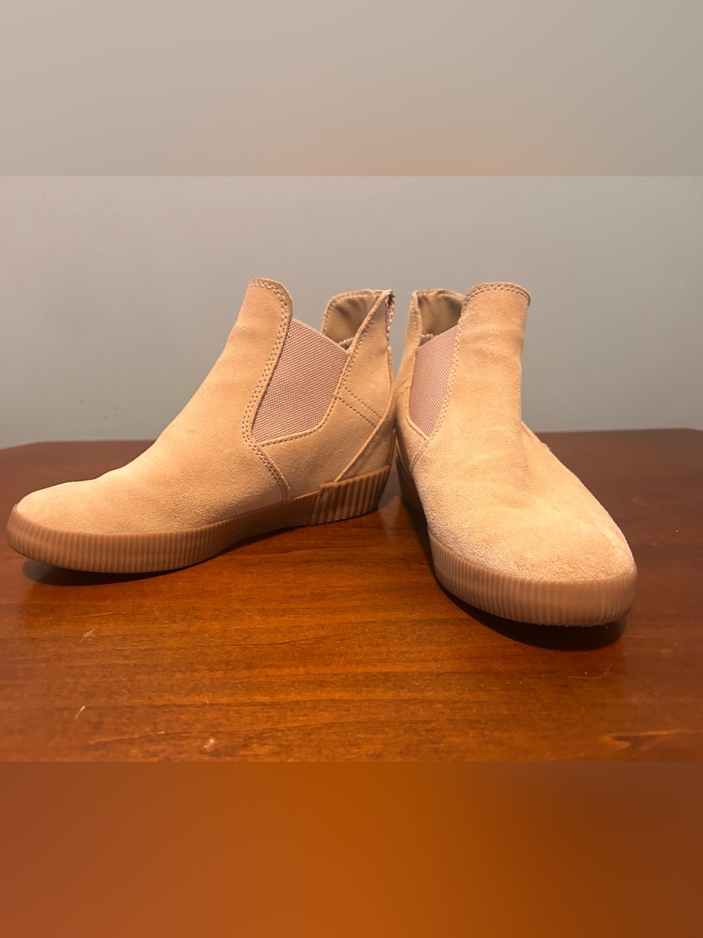 Sorel women’s waterproof Tan Suede Out and About slip on wedge 8.5